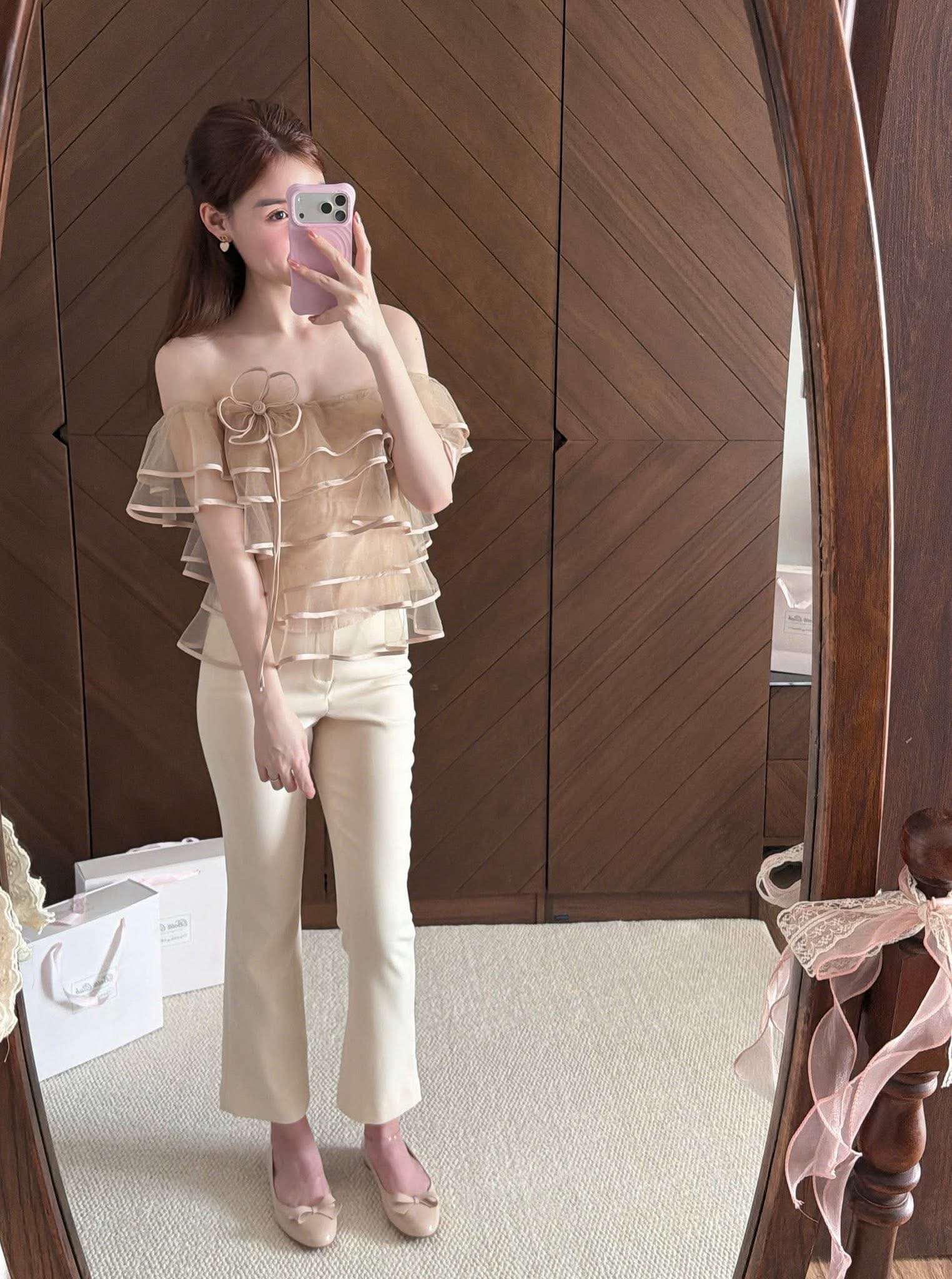 Pagina Pants màu Be trên mẫu